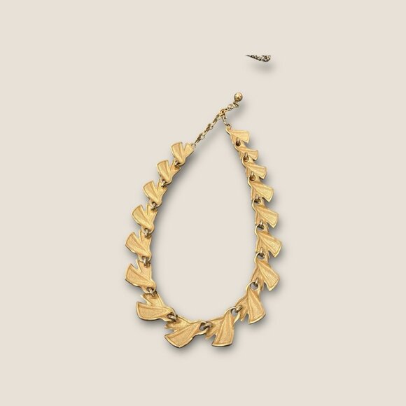 Maxine Decker Gold-Toned Leaf Design Choker Necklace Adjustable Length - Picture 3 of 4